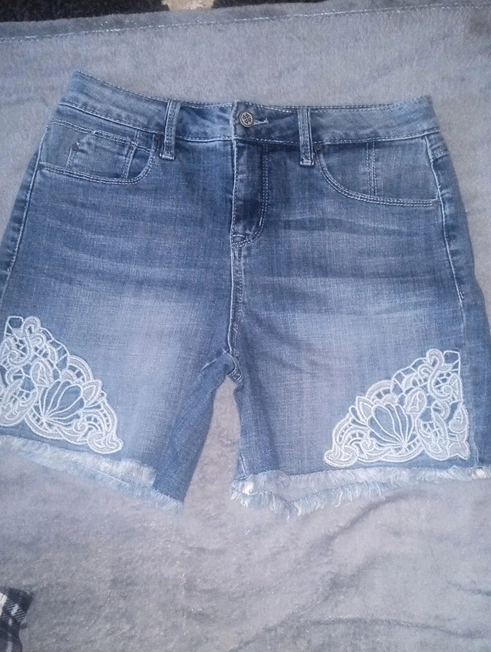 Laurie Felt Classic Weekender Short with Crochet Detail Denim Shorts Size 2